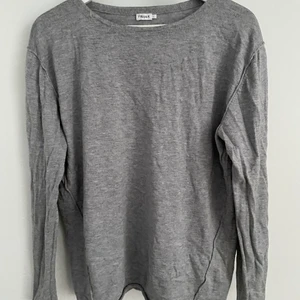 Kofta från Filippa K  - En grå kofta från Filippa k,väldigt mjuk och skön🤍