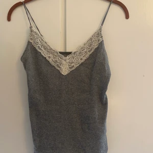 Hollister linne - Köpte 3 stycken hollister linnen för ett tag sen men säljer pga att dom är för små för mina bröstoch sitter lite konstigt. Har alla tre färgerna (se bild 2) så skriv privat om ni vill ha bild på dom. Nypris 510kr på asos just nu. Säljer alla tre för 250kr eller 100 per linne. Använda 1 gång. Köparen står för frakt. Pris kan diskuteras vid snabb affär<3