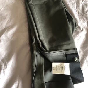 Peakperformance byxor xs - Helt nya  peakformance  tjejbyxor stl xs.  Grön Färg . Elastisk . Väldigt fin. 