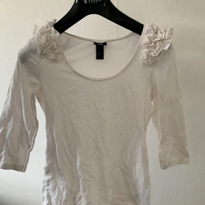 Tröja - Vit tröja med fina detaljer vid axlarna