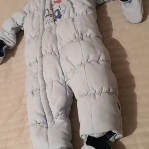 Blå vinteroverall baby  - Overall är i jättebra skick! Använd endast av ett barn i några månader . 