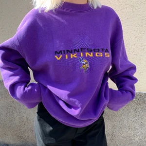 Vintage sweatshirt - Säljer en vintage sweatshirt köpt från England i storlek Large, men skulle vilja säga mer åt oversized M hållet! Såå tjockt och skönt material och den är tillverkad i USA, modellen på bilden har storlek S vanligtvis 💫 säljer direkt för 400kr + frakt och tar bud från 200kr 🤍 BUD HÖJS MED 20kr! 