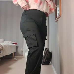 Svarta cargo byxor  - Svarta cargo byxor från missguided, 42, oanvänd