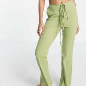 Gröna krinklade byxor - Tunna sköna byxor, dock förstora för mig.