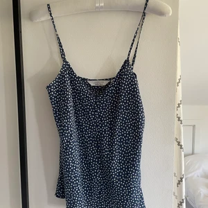 Mönstrat linne - Mönstrat linne från Other stories i bra skick, inte använt så många gånger så i väldigt bra skick!💕💕