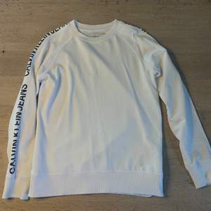Säljer denna vita Calvin Klein sweatshirten med text på armarna. Vid intresse eller frågor skriv ett meddelande. 