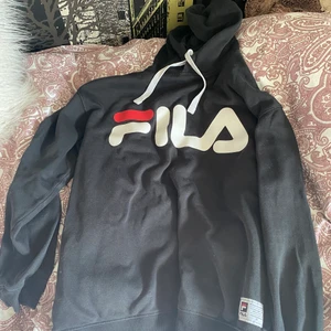 Fila hoodie  - Bra skick men använd , inte min stil längre , lite nopprig 