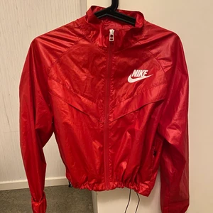 Nike jacka - Säljer den  här röda Nike jackan, jätte fin detalj där bak❤️