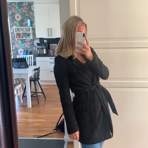 Kappa från vero moda  - Säljer min jättefina svarta kappa från Vero Moda som jag köpte för ca 6 månader sen och använt Max 5 gånger. Säljer för hittat en annan jag gillar mer. Vid intresse kontakta mig💕💕💕💕