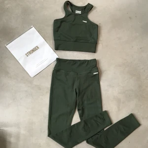 Stronger set - Säljer detta mörkgröna stronger set. Bara använt ca 1-2 gånger. 💕💕