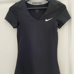 Nike träningströja - Träningströja från Nike. Väldigt fint skick. Storlek XS. Frakt ingår ej i priset!💗