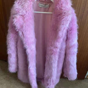 Pälsjacka från ivy revel  - Använd jacka men har mycket att get, storlek m/l men snyggt oversize 