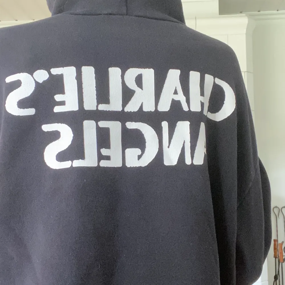 Jag säljer denna coola hoodie med tryck både fram och bak. Den är i mycket fint skick och är stor och mysig. Storlek S/M. Säljer den för 90kr+frakt som köparen står för, och betalning sker via swish🖤hör av dig vid intresse. Tröjor & Koftor.