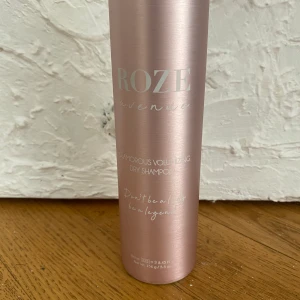 Torrschampo Roze avenue  - Torrschampo för volym från Roze avenue. 250ml. NY!products from Roze Avenue is 100% vegan friendly and cruelty-free and recyclable packaging. Roze Avenue is CO2 neutral which means we have focus on the climate in our process while we also offer our costumers products that are CO2 neutral.