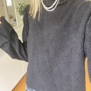 Svart stickad tröja - Jag säljer denna mysiga svarta stickade tröja från ginatricot som har vida armar. Den är i mycket fint skick och passar perfekt nu till hösten. Köpt för ca 300-400kr, men säljs för 119kr+frakt🖤hör av dig om du är intresserad