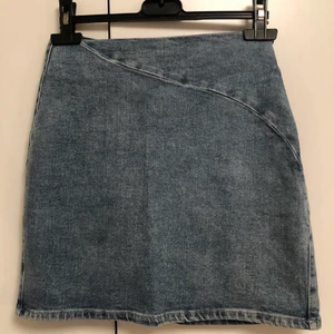 Jeanskjol från & Other Stories - Jeanskjol i denim i blått från & Other stories i stl 34. Stretchigt tyg. Använt 1 gång. Jättefint skick!