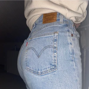 Ribcage straight levis - Säljer mina levis jeans i modellen ribcage straight. Köptes för 1299 och säljer de för 450kr (priset kan diskuteras vid snabb affär) storlek 26/27 och passar mig som är 168cm.