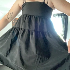 Svart klänning - Jättefin, tyvärr blivit för liten för mig, jag brukar ha S/M så den uppskattas till en xs/ s