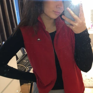 Skitsnygg väst! - Röd väst ifrån mckinley storlek 