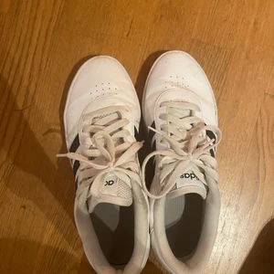 Adidas  - Helt nya adidas skor hade till skolan en dag. Köpte dom för 500kr dom är som 41 för dom är små i storleken 