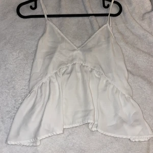Vit topp - Vit topp strl XS, lite croppad! Pris 29kr