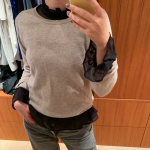 Genomskinlig svart blus - Genomskinlig svart blus som funkar som party topp men även som skjorta under en tjocktröja. Bra skick