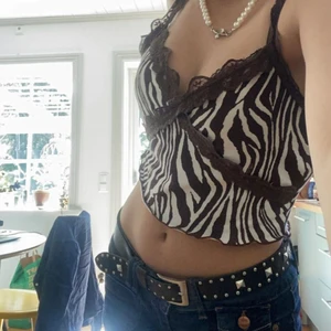 Zebra mönstrad tröja  - Super fin och väldigt populär zebra tröja köpt från SHEIN väldigt ny andvänd ett fåtal gånger så i bra skick säljer pga inte min stil längre 😁