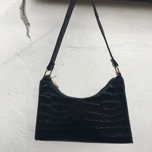 Svart fin väska🖤📞 - Fin väska från Shien, säljs då den ej används, inga skador, men kan få mer bilder eller information. (pris kan diskuteras samt frakt 📦 )