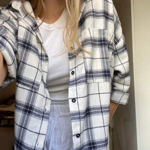 Skjorta - Supersnygg marinblå/vit skjorta i världens mjukaste material!! Använd bara ett fåtal gången och därför säljer jag den vidare, oversized storlek 34