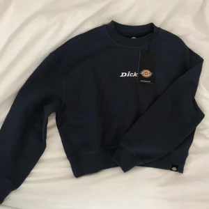 Helt ny marinblå croppad tröja - dickies - Helt ny croppad marinblå tröja från dickies i storlek S, passar även XS. Nypris 699kr☺️
