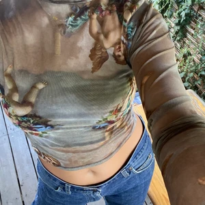 Mesh tröja med coolt tryck 🧝🏽‍♀️👼🏼 - Super najs mesh tröja! På bilden har jag en svart bandeau under:) storlek m men kan nog pass s också 