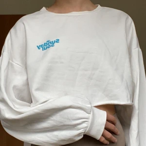 Vit tröja från hm - Fin, passar bra👍🏻 använ typ en gång (ny pris 200kr)⚡️✨❤️‍🔥 ser väldigt skrynklig ut men ska tvätta och stryka innan jag skickar den⚡️