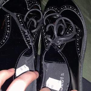Jätte coola svarta skor, är som helt nya, endast använd 1-2 gånger. 