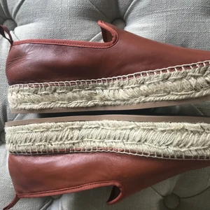Nya skinn espadrillos stl 36 från arket - Snygga utsålda espadrillos från ARKET i kalv skinn. Lite platå och nypriset var 1150kr. Köparen står för spårbar frakt med PostNord 66kr. Fler foton finns!