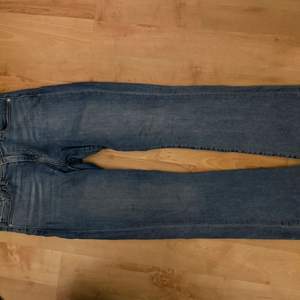 Intressekoll på mina lågmidjade bootcut jeans från Levis! Köpte dessa för ca 3 år sen och det finns två små fläckar på ena benet som knappt men annars väldigt fint skick! Skriv privat för fler bilder eller om du undrar något✨ strl 29 längd 30✨