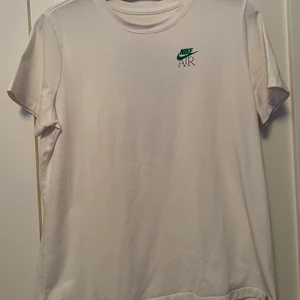 Nike Air Graphic Tee - Säljer nu min Nike Air t-shirt som är i superbra skick. Storleken på den är XL men passar mig som är storlek M superbra. 