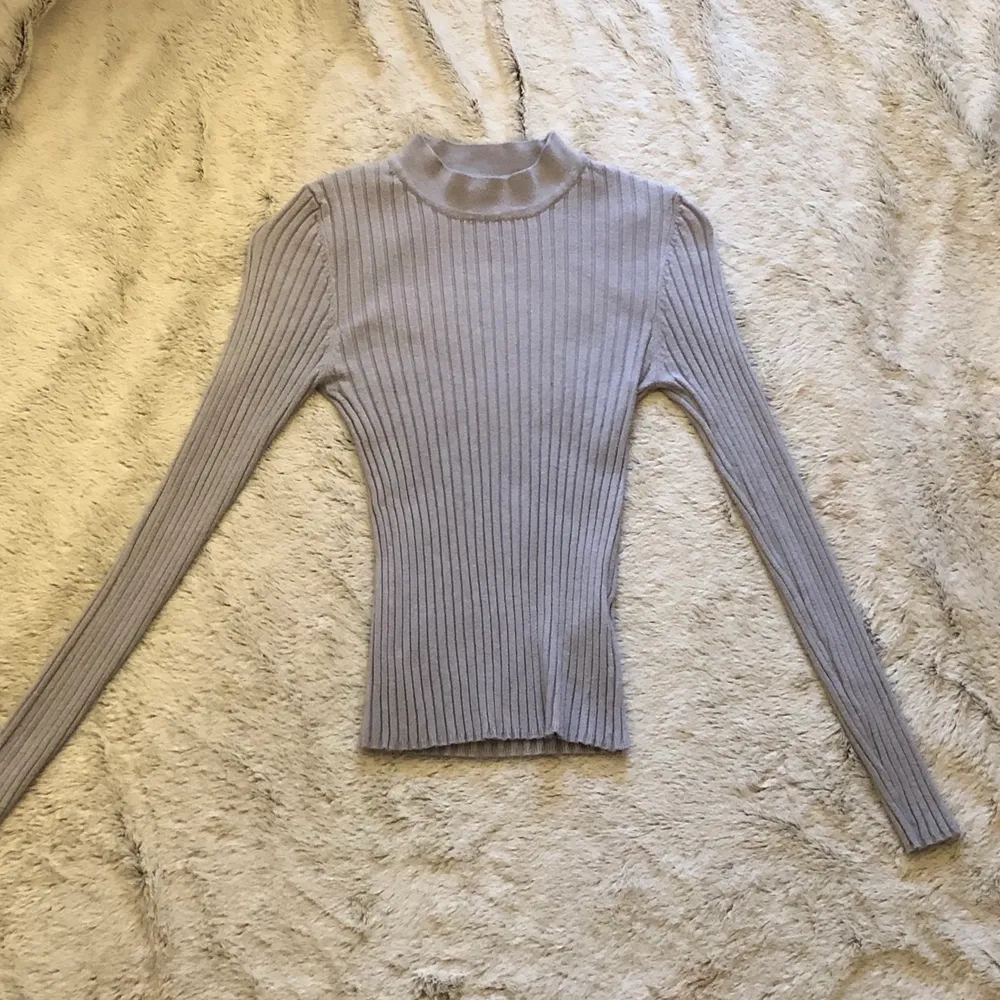 Tajt tröja från Gina i storlek XS, säljs för används inte längre, köparen står för frakten🥰. Blusar.