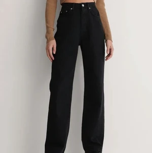 Straight jeans - Svarta straight jeans från nakd. Strl 32 men mer som 34, uppsydda så de passar för runt 164cm långa personer. Köpta för 499kr