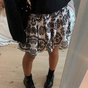 Säljer ett jätte fin kjol från zara💞 kolla gärna in mer av det jag säljer på mitt konto☺️