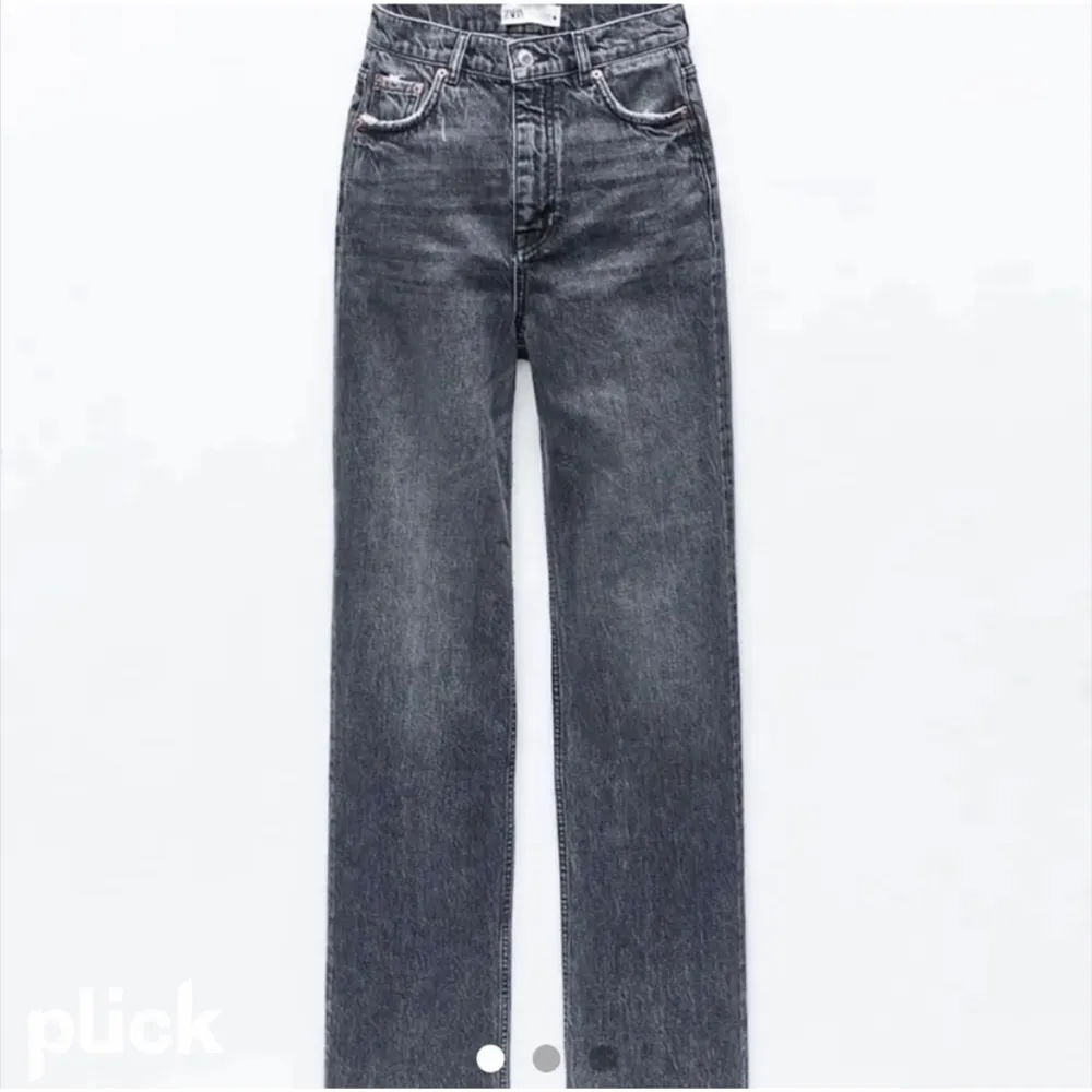 Lägger ut igen på grund av oseriös köpare!! Slutsålda grå jeans från zara i 90s full length modellen! Säljer pågrund av att dom inte kommer till användning, använda fåtal gånger! Buda eller köp direkt för 400kr!. Jeans & Byxor.