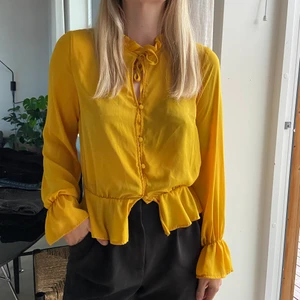 Senapsgul blus - Senapsgul blus ifrån Gina tricot, sparsamt använd och mycket detaljrik 🐡 betalning via swish