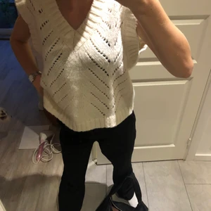 💞💞💞VÄST💞💞💞 - Hejsan! Säljer den här fina och mysiga västen. Den får du köpa för 150kr + frakt 📦  storleken är s💞💞💞😁 och du kan ha den till allt möjligt som jeans, en fin kjol eller som jag har på bilden kostymbyxor ❤️👏🏼💞