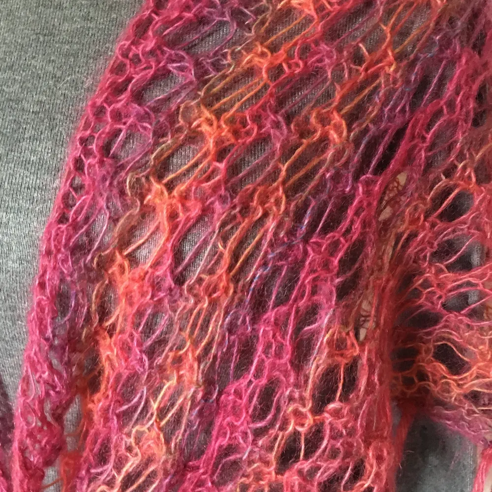 Rosa, lila och orange färgad sjal stickad av min faster! Säljer då den inte kommer till användning. Kan mötas upp i Göteborg eller så står köparen för frakt!. Accessoarer.