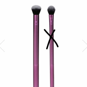 sminkborste från real techniques - HELT NY OANVÄND sminkborste från real techniques❤️❤️ 50kr. eyeshodow brush💕