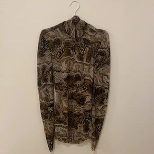 Top/tröja från GANNI - Mönstrad tröja från Ganni i fint skick och skönt material! Storlek 34