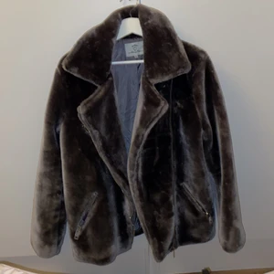 Pälsjacka (fake pälse såklart.) - Helt oanvänd. Köpt på någon pop up store (kommer inte ihåg vilken, men någon klassisk som många influensers brukar göra samarbeten med). Storlek M, ganska stor i storleken. Köpt för 500 kan sälja för 300- och dela på frakten eller mötas upp i Stockholm. OBS! Två små hål på insidan som kom med när jag köpte- köptes för nedsatt pris. 