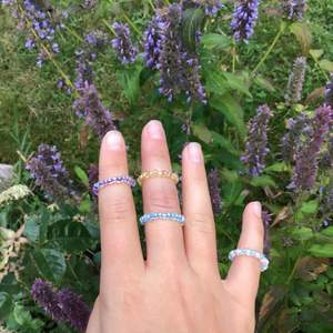 Superfina hemmagjorda ringar som är gjorda av rocaillespärlor!!💕💕 Man kan antingen köpa alla eller bara några av ringarna!! Styck pris är 5 kr och om man vill köpa alla så kan man se priset ovanför!!!😊