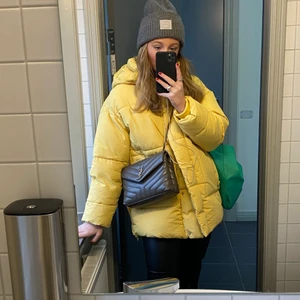 Vinterjacka  - Vinterjacka från Monki, har använt den kanske 5 gånger så den är sparsamt använd! Storlek M, men funkar S och L också! 