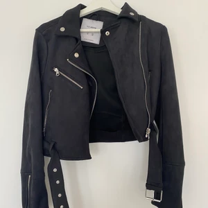 Pull & bear jacka - Fin jacka i mörkblå (naivy). Storlek M men skulle säga att den passar även en S. I fint skick. Material i mockaimitation 