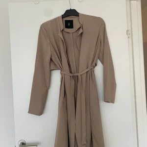 Sisters Point tunn kappa  - Fin tunn kappa från sisters point. Oanvänd. Storlek S